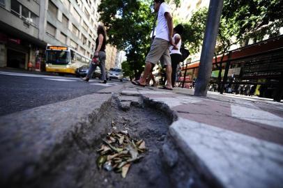  PORTO ALEGRE,RS,BRASIL.2019-03-01.Calçadas esburacadas no cetro de Porto Alegre,colocando em risco,os pedestres qua caminham pelo centro da capital.Na foto.Buraco na calçada centra da Av.Salgado Filho(RONALDO BERNARDI/AGENCIA RBS).