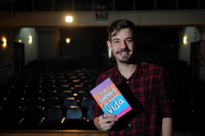  CAXIAS DO SUL, RS, BRASIL 11/03/2019Pedro Guerra, que nesta semana lança livro e peça de teatro. (Felipe Nyland/Agência RBS)