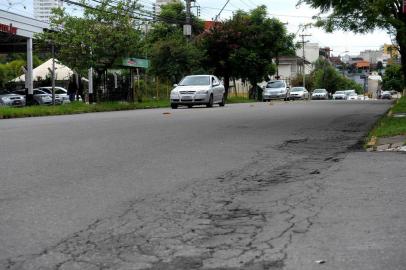  CAXIAS DO SUL, RS, BRASIL, 11/03/2019Av. São Leopoldo, vai passar por obras retirando o canteiro central em frente a escola e tb não terá mais semáforo. (Lucas Amorelli/Agência RBS)