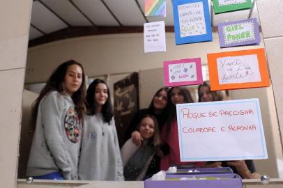  CAXIAS DO SUL, RS, BRASIL, 12/03/2019 - O Grêmio Estudantil da escola Apolinário, em Caxias, está promovendo uma ação bem bacana: oferecendo absorventes no banheiro feminino. Eles estão à disposição das meninas que precisarem. NA FOTO: da esq. para dir. -  Ramona Nunes,  Andriele Camargo,  Júlia Levandoski, Gabrielle Minosso,  Maria Eduarda Demori e Penélope Gaspari. (Marcelo Casagrande/Agência RBS)