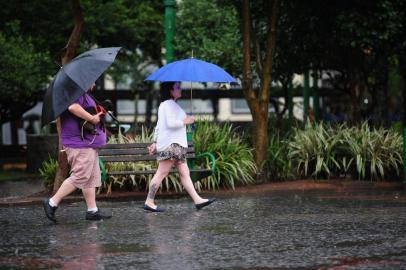  CAXIAS DO SUL, RS, BRASIL, 20/12/2018. O verão começa às 20h23min desta sexta-feira e traz consigo os efeitos do fenômeno El Niño: a chuva acima da média para a maior parte do interior do Rio Grande do Sul _ apenas o Litoral Norte deve ter pancadas dentro do esperado. No último dia da Primavera, calor e chuva predominaram. (Porthus Junior/Agência RBS)