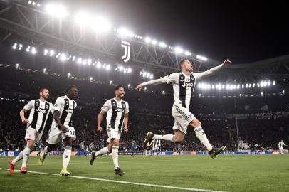  Juventus Portuguese forward Cristiano Ronaldo (R) celebrates after scoring 3-0 during the UEFA Champions League round of 16 second-leg football match Juventus vs Atletico Madrid on March 12, 2019 at the Juventus stadium in Turin. (Photo by Marco BERTORELLO / AFP)Editoria: SPOLocal: TurinIndexador: MARCO BERTORELLOSecao: soccerFonte: AFPFotógrafo: STF