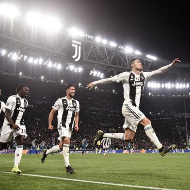  Juventus Portuguese forward Cristiano Ronaldo (R) celebrates after scoring 3-0 during the UEFA Champions League round of 16 second-leg football match Juventus vs Atletico Madrid on March 12, 2019 at the Juventus stadium in Turin. (Photo by Marco BERTORELLO / AFP)Editoria: SPOLocal: TurinIndexador: MARCO BERTORELLOSecao: soccerFonte: AFPFotógrafo: STF