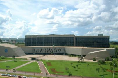 Vista externa da entrada principal do Superior Tribunal de Justiça, em Brasília.