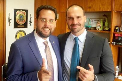  A Mesa Diretora da Assembleia Legislativa do Rio Grande do Sul aprovou, nesta terça-feira (12), a entrega da distinção máxima da Casa, a Medalha Mérito Farroupilha, ao deputado federal Eduardo Bolsonaro (PSL-SP). O colegiado apreciou pedido do deputado estadual Ruy Irigaray (PSL), que foi protocolado no fim do mês passado. A expectativa é de que o parlamentar receba a honraria em abril. 