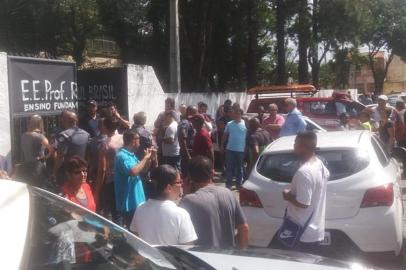 Tiros deixam oito feridos em escola de Suzano; há crianças entre as vítimas, diz políciaSP - ESCOLA/SUZANO/TIROTEIO - GERAL - Movimento em frente ao portão da Escola Estadual Raul Brasil de Suzano, na     Grande São Paulo, após tiroteio ocorrido nesta quarta-feira, 13. Segundo     informações iniciais, oito pessoas teriam morrido, incluindo alunos. De   acordo com o Censo   Escolar de 2017, a instituição possui 358 alunos da   segunda etapa do   fundamental (6º ao 9º ano) e 693 estudantes do ensino   médio.      13/03/2019 - Foto: WERTHER SANTANA/ESTADÃO CONTEÚDOEditoria: GERALLocal: SUZANOIndexador: WERTHER SANTANAFotógrafo: ESTADÃO CONTEÚDO