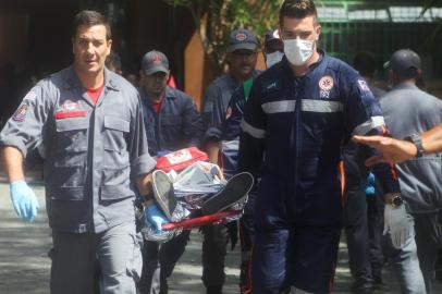 Atiradores invadem escola em Suzano (SP) e matam 5 crianças e 1 funcionárioSP - ATAQUE/ESCOLA/TIROS/SP/SUZANO - GERAL - Uma pessoa é socorrida após tiroteio ocorrido na Escola Estadual Raul   Brasil de Suzano, na Rua Otávio Miguel da Silva, em Suzano, na Grande São   Paulo, nesta quarta-feira, 13. Ao menos oito pessoas morreram e outras   ficaram feridas durante tiroteio dentro da escola. Segundo informações da   Polícia Militar, dois adolescentes armados e encapuzados invadiram a   escola e efetuaram os disparos Até o momento, a PM registrou a morte de   cinco alunos e um funcionário em decorrência dos disparos. Os criminosos   teriam cometido suicídio no local.    13/03/2019 - Foto: WERTHER SANTANA/ESTADÃO CONTEÚDOEditoria: GERALLocal: SUZANOIndexador: WERTHER SANTANAFotógrafo: ESTADÃO CONTEÚDO