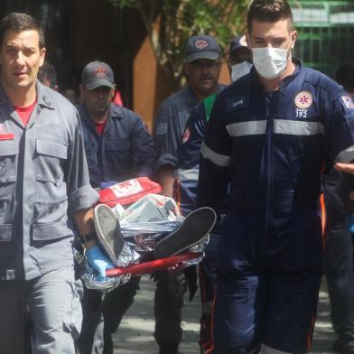 Atiradores invadem escola em Suzano (SP) e matam 5 crianças e 1 funcionárioSP - ATAQUE/ESCOLA/TIROS/SP/SUZANO - GERAL - Uma pessoa é socorrida após tiroteio ocorrido na Escola Estadual Raul   Brasil de Suzano, na Rua Otávio Miguel da Silva, em Suzano, na Grande São   Paulo, nesta quarta-feira, 13. Ao menos oito pessoas morreram e outras   ficaram feridas durante tiroteio dentro da escola. Segundo informações da   Polícia Militar, dois adolescentes armados e encapuzados invadiram a   escola e efetuaram os disparos Até o momento, a PM registrou a morte de   cinco alunos e um funcionário em decorrência dos disparos. Os criminosos   teriam cometido suicídio no local.    13/03/2019 - Foto: WERTHER SANTANA/ESTADÃO CONTEÚDOEditoria: GERALLocal: SUZANOIndexador: WERTHER SANTANAFotógrafo: ESTADÃO CONTEÚDO