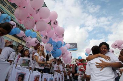 Após um mês da tragédia onde um     atirador abriu fogo matando 12     criancas, pais dos alunos realizam     passeata a favor do desarmamento     partindo da frente da Escola Tasso da     Silveira em Realengo, zona oeste do Rio     de Janeiro, neste sábado. Algumas     famílias das vítimas devem se encontrar     com o ministro da Justiça para     manifestar apoio a campanha do     desarmamento.    