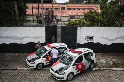 Atirador invade escola e dispara contra alunos em Suzano, na Grande SPSP - ATAQUE/ESCOLA/TIROS/SP/SUZANO - GERAL - Movimentação após tiroteio ocorrido na Escola Estadual Raul Brasil de   Suzano, na Rua Otávio Miguel da Silva, em Suzano, na Grande São Paulo,   nesta quarta-feira, 13. Ao menos dez pessoas morreram e outras 15 ficaram   feridas durante o tiroteio dentro da escola. Segundo informações da   Polícia Militar, dois adolescentes armados e encapuzados invadiram o local   e efetuaram os disparos. Os criminosos teriam cometido suicídio no local.   13/03/2019 - Foto: FELIPE RAU/ESTADÃO CONTEÚDOEditoria: GERALLocal: SUZANOIndexador: FELIPE RAUFotógrafo: ESTADÃO CONTEÚDO