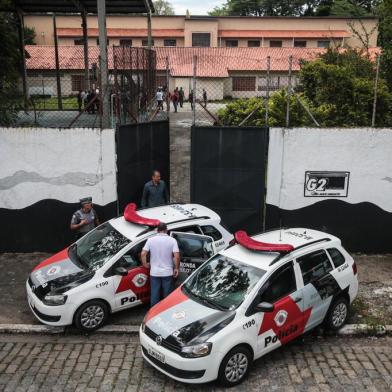 Atirador invade escola e dispara contra alunos em Suzano, na Grande SPSP - ATAQUE/ESCOLA/TIROS/SP/SUZANO - GERAL - Movimentação após tiroteio ocorrido na Escola Estadual Raul Brasil de   Suzano, na Rua Otávio Miguel da Silva, em Suzano, na Grande São Paulo,   nesta quarta-feira, 13. Ao menos dez pessoas morreram e outras 15 ficaram   feridas durante o tiroteio dentro da escola. Segundo informações da   Polícia Militar, dois adolescentes armados e encapuzados invadiram o local   e efetuaram os disparos. Os criminosos teriam cometido suicídio no local.   13/03/2019 - Foto: FELIPE RAU/ESTADÃO CONTEÚDOEditoria: GERALLocal: SUZANOIndexador: FELIPE RAUFotógrafo: ESTADÃO CONTEÚDO