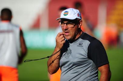  VERANÓPOLIS, RS, BRASIL, 21/02/2019. Treino do Veranópolis no estádio Antônio David Farina. O VEC tenta fugir do rebaixamento da série A do Campeonato Gaúcho (Gauchão 2019). Na foto, técnico Hélio Vieira. (Porthus Junior/Agência RBS)