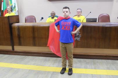 Super XXI, mascote da Caomunidade Down de Caxias do Sul. Foi apresentado na sessão da Câmara de Vereadores desta quarta-feira (13). 