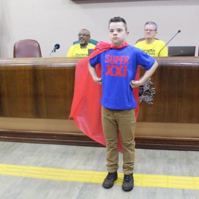 Super XXI, mascote da Caomunidade Down de Caxias do Sul. Foi apresentado na sessão da Câmara de Vereadores desta quarta-feira (13). 