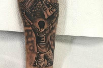 Tatuagem do ¿?ndio com as conquistas do Mundial e da Libertadores