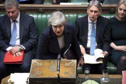  A handout photograph released by the UK Parliament on March 13, 2019 shows Britains Prime Minister Theresa May speaking during the weekly Prime Ministers Questions session in the House of Commons in London on March 13, 2019. - Britains finance minister and business chiefs on Wednesday urged the country to avoid a no deal Brexit after another crushing parliamentary defeat for Prime Minister Theresa May over her EU-divorce deal with Brussels. The fast-moving Brexit saga largely overshadowed the governments budget update that slashed the 2019 economic growth forecast, with the UK economy also hit by Chinas slowdown and trade war tensions. MPs will decide later Wednesday whether the country should leave the European Union without a deal, with analysts expecting parliament instead to favour delaying its departure beyond the March 29 exit date, in a further vote due Thursday. (Photo by JESSICA TAYLOR / UK PARLIAMENT / AFP) / RESTRICTED TO EDITORIAL USE - NO USE FOR ENTERTAINMENT, SATIRICAL, ADVERTISING PURPOSES - MANDATORY CREDIT  AFP PHOTO / JESSICA TAYLOR / UK ParliamentEditoria: POLLocal: LondonIndexador: JESSICA TAYLORSecao: politics (general)Fonte: UK PARLIAMENTFotógrafo: STR