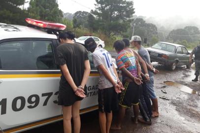 Brigada Militar de Canela detém cinco pessoas com um Chevette furtado. Dois eram adultos e três menores de idade. O veículo havia sido furtado em Santa Maria do Herval na última segunda-feira.