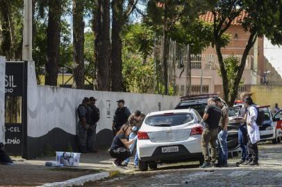  Polícia Civil faz perícia no carro em que chegaram dois jovens armadosPerícia feita pela Polícia Civil no carro em que chegaram dois jovens armados e encapuzados que invadiram a Escola Estadual Professor Raul Brasil e disparam contra os alunos, em Suzano, São Paulo.Rovena Rosa/Agência Brasil 