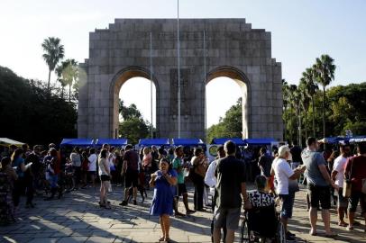  PORTO ALEGRE, RS, BRASIL, 07-04-2018. A Virada Sustentável é um movimento de mobilização para a sustentabilidade que organiza o maior festival sobre o tema no Brasil. Começou em 2011 em São Paulo e já realizou edições nas cidades do Rio de Janeiro, Porto Alegre, Salvador e Manaus, entre outras. Disco Xepa é organizado pelo grupo Slow Food Sul que promove a redução do desperdício dos alimentos. Foi coletados Xepa das Feiras Orgânicas de Porto Alegre, que não possuíam mais valor comercial, seja pela sua estética ou maturação avançada. (FOTO: ANDERSON FETTER/AGÊNCIA RBS)