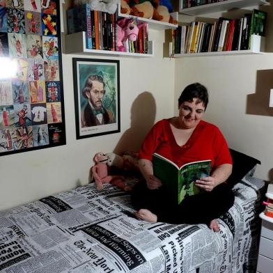  CAXIAS DO SUL, RS, BRASIL, 12/03/2019A escritora Maya Folks, fala sobre seu novo livro Poemas para ler no front. (Lucas Amorelli/Agência RBS)