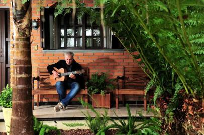  CAXIAS DO SUL, RS, BRASIL, 25/04/2017. Em sua casa em Ana Rech, o violonista caxiense Valdir Verona fala sobre o lançamento do álbum O Violeiro e o Poeta, em parceria com o poeta Juarez Machado de Farias. (Diogo Sallaberry/Agência RBS)