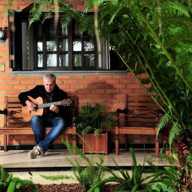  CAXIAS DO SUL, RS, BRASIL, 25/04/2017. Em sua casa em Ana Rech, o violonista caxiense Valdir Verona fala sobre o lançamento do álbum O Violeiro e o Poeta, em parceria com o poeta Juarez Machado de Farias. (Diogo Sallaberry/Agência RBS)