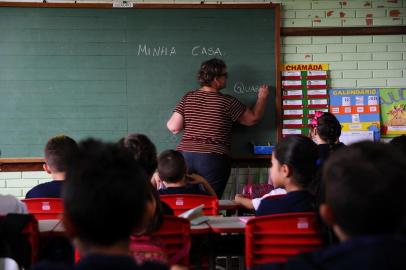 CAXIAS DO SUL, RS, BRASIL (13/03/2019)Escola Estadual José Venzon Eberle também enfrenta problema com falta de professores. Na foto, professora aposentada Noci Buske Casara, 58 anos, que está dando aula para a turma do 1º ano porque não tem professora. Ela está como voluntária e não recebe salário. (Antonio Valiente/Agência RBS)