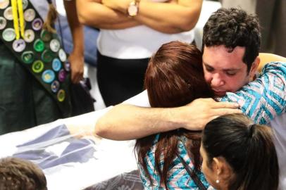 SP - VELÓRIO/ESTUDANTES/SUZANO - GERAL - Velório coletivo dos alunos assassinados na Escola Raul Brasil, por dois homens que invadiram a escola na manhã de quarta-feira (13), realizado na Arena Suzano, em Suzano, na manhã desta quinta-feira, 14 14/03/2019 - Foto: PAULO GUERETA/AGÊNCIA O DIA/AGÊNCIA O DIA/ESTADÃO CONTEÚDO