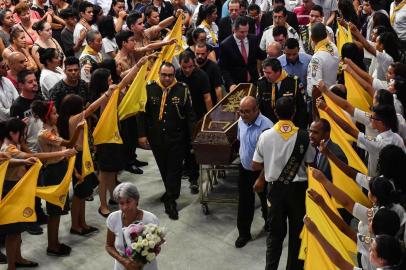  Relatives and friends carry the coffin of one of the victims of a shooting at the Raul Brasil public school, through a boy scouts cortege, during a collective wake in Suzano, Sao Paulo metropolitan region, Brazil on March 14, 2019. - Two former pupils shot dead eight people, most of them students and staff, at a high school near Sao Paulo, Brazil, on Wednesday before turning their weapons on themselves, authorities said. (Photo by NELSON ALMEIDA / AFP)Editoria: CLJLocal: SuzanoIndexador: NELSON ALMEIDASecao: crimeFonte: AFPFotógrafo: STF