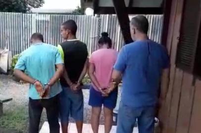 Uma mulher foi presa por tráfico de drogas em Canela na tarde desta quinta-feira. Segundo a Polícia Civil, a investigada não tinha antecedentes criminais, mas é companheira de um traficante que foi preso anteriormente na mesma residência conhecida pela venda de drogas.