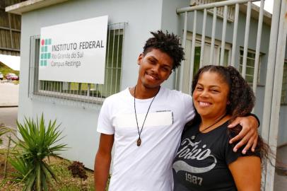  PORTO ALEGRE, RS, BRASIL, 13/03/2019- Mãe e filho vão se formar juntos no IF da Restinga. Na foto- Lisandra Soares da Silva, Peterson Willian Silva de Oliveira.   (FOTOGRAFO: ROBINSON ESTRÁSULAS / AGENCIA RBS)