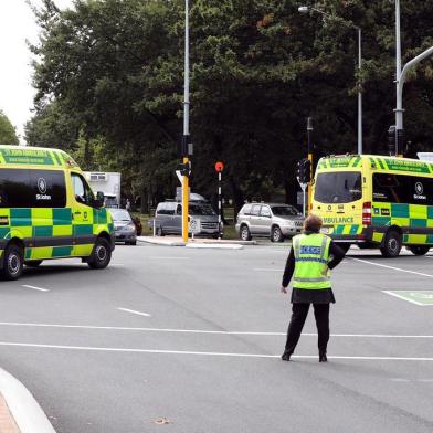  This picture released by Radio New Zealand shows ambulances rushing towards the mosque after a firing incident in Christchurch on March 15, 2019. - A gunman opened fire inside the Masjid al Noor mosque during afternoon prayers, causing multiple fatalities. (Photo by - / RADIO NEW ZEALAND / AFP) / New Zealand OUT / XGTY----EDITORS NOTE ----RESTRICTED TO EDITORIAL USE MANDATORY CREDIT  AFP PHOTO /RADIO NEW ZEALAND / NO MARKETING NO ADVERTISING CAMPAIGNS - DISTRIBUTED AS A SERVICE TO CLIENTS- NO ARCHIVEEditoria: CLJLocal: ChristchurchIndexador: -Secao: crimeFonte: RADIO NEW ZEALANDFotógrafo: STR