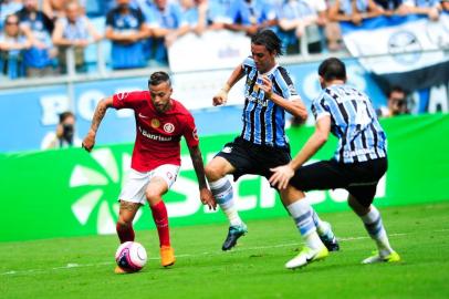  PORTO ALEGRE, RS, BRASIL, 18.03.2018. Inter e Grêmio disputam Gre-Nal 414 no estádio Arena e válido pela semifinal do Campeonato Gaúcho 2018. Na foto: nico lópez, geromel, kannemann  (ANDERSON FETTER/AGÊNCIA RBS)