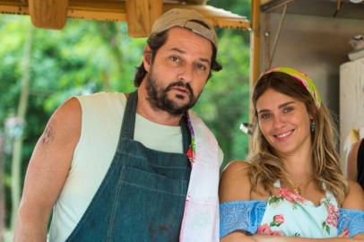 Bebeto (Eduardo Speroni) e Diana (Laryssa Ayres)sofrem com o preconceito de Nicolau (Marcelo Serrado), que ainda humilha a mulher, Afrodite (Carolina Dieckmann) em O Sétimo Guardião