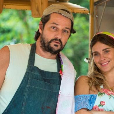 Bebeto (Eduardo Speroni) e Diana (Laryssa Ayres)sofrem com o preconceito de Nicolau (Marcelo Serrado), que ainda humilha a mulher, Afrodite (Carolina Dieckmann) em O Sétimo Guardião