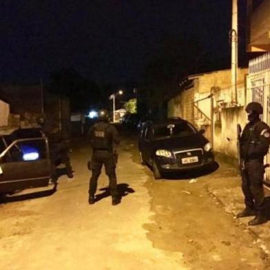 * Por questão de segurança, tiramos o autor da fotoPelo menos quatro pessoas foram presas na manhã desta segunda-feira (22) pela Polícia Civil em uma operação contra uma das maiores facções criminosas em atuação na Região Metropolitana. O grupo está envolvido em nove homicídios em Porto Alegre, sendo que duas das vítimas foram esquartejadas e uma decapitada. O alvo é a organização comandada por José Dalvani Nunes Rodrigues, o Minhoca. Preso em Mato Grosso do Sul, ele seria, também, o mandante da maioria das execuções. 