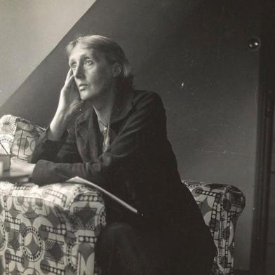 Virginia Woolf sentada em uma poltrona na Monks House