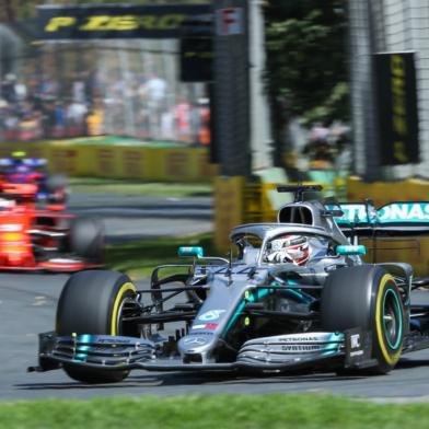 Lewis Hamilton lidera treinos no GP da Austrália