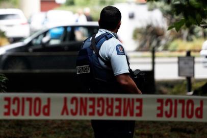 A police officer secures the area in front of the Masjid al Noor mosque after a shooting incident in Christchurch on March 15, 2019. - Attacks on two Christchurch mosques left at least 49 dead on March 15, with one gunman -- identified as an Australian extremist -- apparently livestreaming the assault that triggered the lockdown of the New Zealand city. (Photo by Tessa BURROWS / AFP)