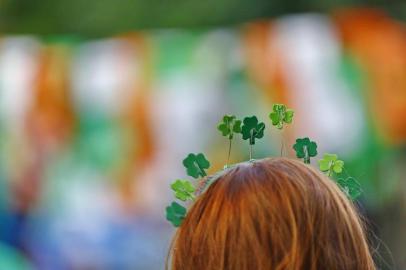 PORTO ALEGRE, RS, BRASIL, 17/03/2017: Milhares de pessoas lotam a Rua Padre Chagas no Saint Patricks Day. (Foto: Isadora Neumann/ Agência RBS)