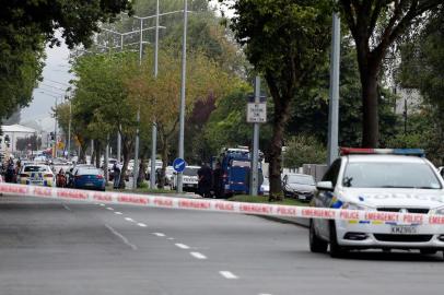 Police cordon off the area in front of the Masjid al Noor mosque after a shooting incident in Christchurch on March 15, 2019. - Attacks on two Christchurch mosques left at least 49 dead on March 15, with one gunman -- identified as an Australian extremist -- apparently livestreaming the assault that triggered the lockdown of the New Zealand city. (Photo by Tessa BURROWS / AFP)