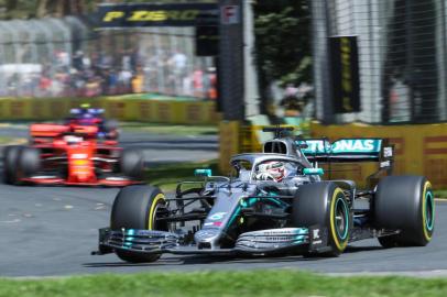 Mercedes British driver Lewis Hamilton drives during the first Formula One practice session in Melbourne on March 15, 2019, ahead of the Formula One Australian Grand Prix. (Photo by Asanka Brendon RATNAYAKE / AFP) / -- IMAGE RESTRICTED TO EDITORIAL USE - STRICTLY NO COMMERCIAL USE --