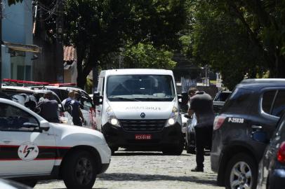  Tiroteio na Escola Raul Brasil deixou mortos e feridos em Suzano (SP)Tiroteio na Escola Estadual Professor Raul Brasil, em Suzano, a 57 quilômetros de São Paulo, deixou mortos e feridos. Segundo a Polícia Militar, dois jovens armados e encapuzados invadiram o colégio e disparam contra os alunos.Foto: Rovena Rosa/Agência Brasil