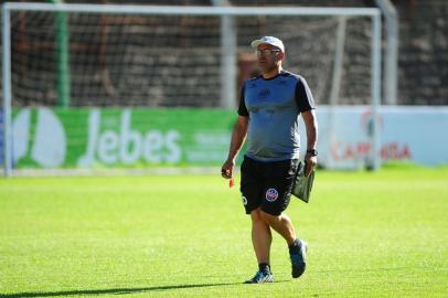  VERANÓPOLIS, RS, BRASIL, 21/02/2019. Treino do Veranópolis no estádio Antônio David Farina. O VEC tenta fugir do rebaixamento da série A do Campeonato Gaúcho (Gauchão 2019). Na foto, técnico Hélio Vieira. (Porthus Junior/Agência RBS)