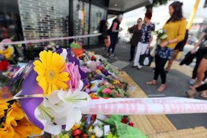  Residents place flowers at the police cordon as police conintue to search the area close by the Linwood Ave Mosque in Christchurch on March 16, 2019. - A right-wing extremist who filmed himself rampaging through two mosques in the quiet New Zealand city of Christchurch killing 49 worshippers appeared in court on a murder charge on March 16, 2019. (Photo by MICHAEL BRADLEY / AFP)Editoria: CLJLocal: ChristchurchIndexador: MICHAEL BRADLEYSecao: crimeFonte: AFPFotógrafo: STR