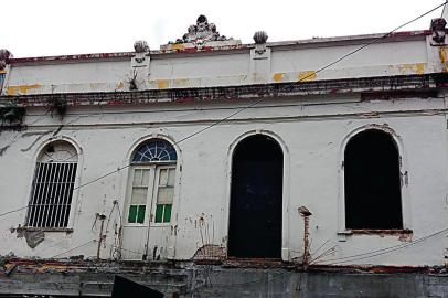 Edificação de dois pavimentos na Avenida Júlio de Castilhos, em Caxias do Sul, antes de passar por processo de restauração. Casa foi residência da família de Emílio Parolini Pezzi.