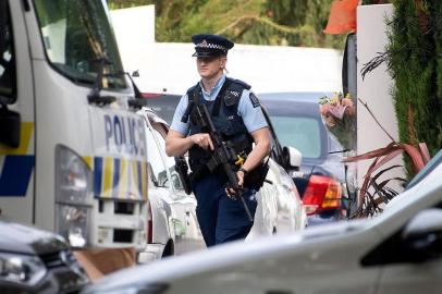  An armed police officer walks out from the Dean Avenue mosque March 17, 2019 in Christchurch, New Zealand, where two days ago worshipers were gunned down. - A right-wing extremist has been charged in the horrifying gun attacks on two New Zealand mosques, which left 50 people dead and dozens more injured. (Photo by Marty MELVILLE / AFP)Editoria: CLJLocal: ChristchurchIndexador: MARTY MELVILLESecao: justice and rightsFonte: AFPFotógrafo: STR