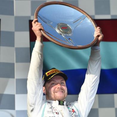  Mercedes Finnish driver Valtteri Bottas celebrates on the podium after winning the Formula One Australian Grand Prix in Melbourne on March 17, 2019. (Photo by PETER PARKS / AFP) / -- IMAGE RESTRICTED TO EDITORIAL USE - STRICTLY NO COMMERCIAL USE --Editoria: SPOLocal: MelbourneIndexador: PETER PARKSSecao: motor racingFonte: AFPFotógrafo: STF