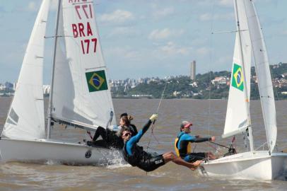 A dupla Ricardo Paranhos e Rodolfo Streibel venceu o Campeonato Sul-americano da classe 470 que encerrou nesse domingo em Porto Alegre. Eles ganharam quatro das 10 regatas realizadas de quinta à domingo no Clube dos Jangadeiros. 