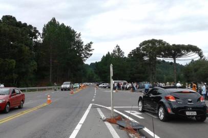 Manifestação em Fazenda Souza pede conclusão das obras no acesso ao distrito. 